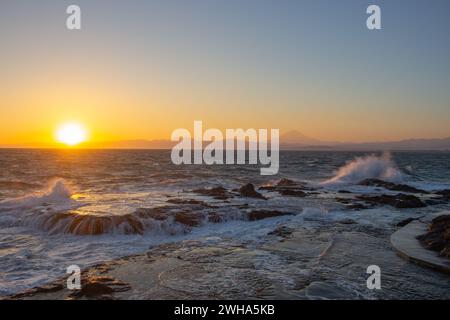 Magnifique coucher de soleil sur la mer du plateau marin de Chigogafuchi, île d'Enoshima, Fujisawa, Japon Banque D'Images