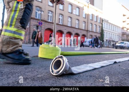 Feuerwehrmann beim Einrollen benutzer Feuerwehrschläuche nach einem Einsatz der Berliner Feuerwehr gegenüber der Feuerwache 1300 in Berlin-Prenzlauer Berg. / Pompier enroulant des tuyaux d'incendie après une opération des pompiers de Berlin en face de la caserne de pompiers 1300 à Berlin-Prenzlauer Berg. Berliner Feuerwehr *** pompier enroulant des tuyaux d'incendie après une opération des pompiers de Berlin en face de la caserne de pompiers 1300 à Berlin Prenzlauer Berg pompier enroulant des tuyaux d'incendie après une opération des pompiers de Berlin en face de la caserne de pompiers 1300 à Berlin Prenzlauer Berg Berlin sapin Banque D'Images