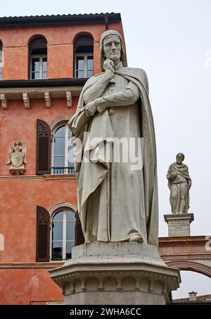 Monumento a Dante Alighieri - marmo di Carrara - Ugo Zannoni - 1865 - Vérone, Piazza dei Signori Banque D'Images