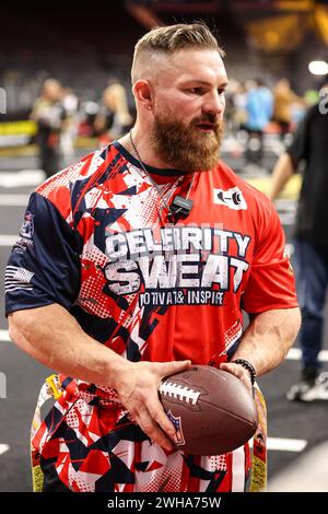 Henderson, Nevada, États-Unis. 08th Feb, 2024. Le bodybuilder Flex Lewis interagit avec les médias lors du 24e Celebrity Flag Football Challenge au Dollar Loan Center à Henderson, Nevada. Christopher Trim/CSM/Alamy Live News Banque D'Images