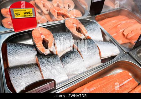 Samara, Russie - 13 mai 2023 : steaks de poisson de saumon frais sur le comptoir. Poisson rouge cru à vendre. Magasin de fruits de mer Banque D'Images