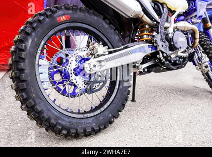 Samara, Russie - 14 mai 2023 : vue rapprochée de la roue arrière de moto croisée Banque D'Images