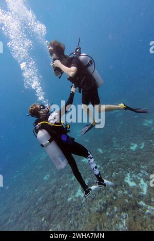 10.11.2023, Gili Trawangan, Lombok, IDN - Maenner BEI einem Tauchkurs im Meer. Abgetaucht, aktiv, Aktivitaet, asiatisch, Asien, aussen, Aussenaufnahme, Flossen, Freizeit, Freizeitbeschaeftigung, Freizeitsport, Gesellschaft, Gewaesser, Gili Trawangan, HF, hobby, Hobbytaucher, Hochformat, Indonesien, indonesisch, Jahreszeit, Kaukasier, kaukasisch, lehrt, lernen, Lombok, Maenner, Meer, Menschen, Natur, Ozean, Personen, Sauerstoffflchen, Schwimmen, Schwimmflossen, sport, sportlich, Sporttauchen, Suedostastien, Tauchausbildung, tauchen, Taucher, Taucherflossen, Tauchgang, Tauchkurs, Tauchlehrer, Banque D'Images