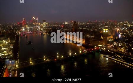 Londres, Royaume-Uni. 8 février 2024. Cette photo prise le 8 février 2024 montre une vue de la Tamise la nuit à Londres, Grande-Bretagne. Crédit : Li Ying/Xinhua/Alamy Live News Banque D'Images