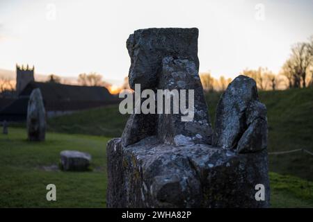 Coucher de soleil à Avebury, Britains Greatest Stone Circle, et St James Church, Avebury, Wiltshire, Angleterre, Royaume-Uni, GB. Banque D'Images