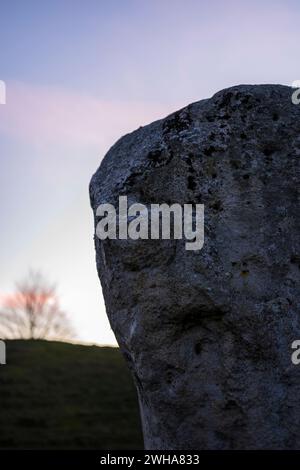 Coucher de soleil à Avebury, Britains Greatest Stone Circle, Avebury, Wiltshire, Angleterre, Royaume-Uni, GB. Banque D'Images