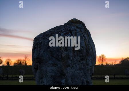 Coucher de soleil à Avebury, Britains Greatest Stone Circle, Avebury, Wiltshire, Angleterre, Royaume-Uni, GB. Banque D'Images