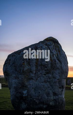 Coucher de soleil à Avebury, Britains Greatest Stone Circle, Avebury, Wiltshire, Angleterre, Royaume-Uni, GB. Banque D'Images