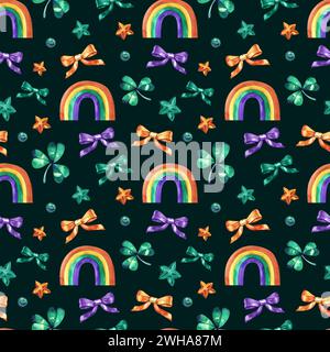 Motif aquarelle sans couture avec divers éléments, arcs-en-ciel, étoiles dorées, trèfle sur un fond blanc. Motif coloré festif pour St. Patrick's Day Banque D'Images