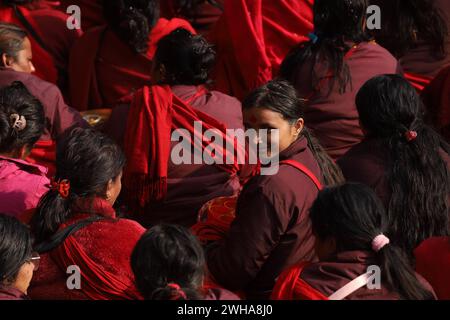 Népal s dangereux mois long Swosthani Brata Un dévot hindou népalais subissant un mois long Swosthani Brata est assis sur les remblais de la rivière Bagmati tout en exécutant des rituels le 9 février 2024. Les dévots hindous népalais subissent un jeûne ardu exécutant des rituels de Swasthani basés sur le Swasthani Brata Katha une écriture hindoue népalaise adorant la déesse Swasthani qui est apaisée est censée accorder le souhait des dévots. Les dévots du jeûne voyagent à divers endroits à l'intérieur et à l'extérieur de la vallée de Katmandou en visitant les sites religieux. Droit d'auteur : xSubashxShresthax Banque D'Images