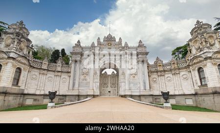 Porte de l'ancien palais ottoman Dolmabahce, ou Dolmabahce Sarayi, adapté à Ciragan Street, quartier Besiktas, Istanbul, Turquie. Vue depuis le tribunal interne Banque D'Images