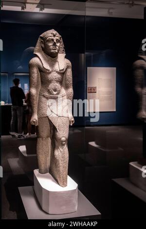 Statue inachevée d'un pharaon ptoléméen, basalte, dynastie ptoléméen, 305-30 av. J.-C., peut-être d'Athribis, Égypte, collection du British Museum Banque D'Images