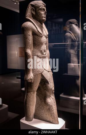 Statue inachevée d'un pharaon ptoléméen, basalte, dynastie ptoléméen, 305-30 av. J.-C., peut-être d'Athribis, Égypte, collection du British Museum Banque D'Images