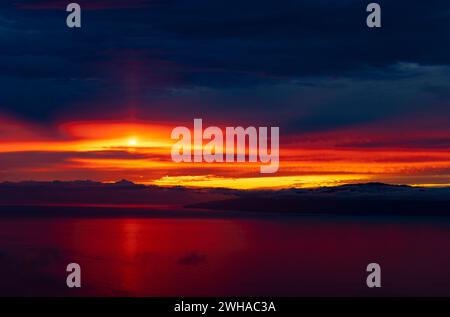 coucher de soleil spectaculaire avec des nuages noirs, rouges et oranges, un spectacle de la nature. le ciel en flammes. crépuscule. Banque D'Images