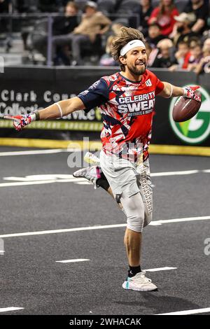 Henderson, Nevada, États-Unis. 08th Feb, 2024. L'entrepreneur Jason Tartick marque un touchdown lors du 24e Celebrity Flag Football Challenge au Dollar Loan Center à Henderson, Nevada. Christopher Trim/CSM/Alamy Live News Banque D'Images