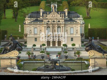 Linderhof Palace. Le palais du roi bavarois en automne. Banque D'Images