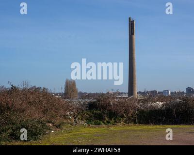 L'emblématique Tour des remontées mécaniques de Sixfields, Northampton, Royaume-Uni ; ouverte en 1982, elle est désormais un centre de rabales de charité. Banque D'Images