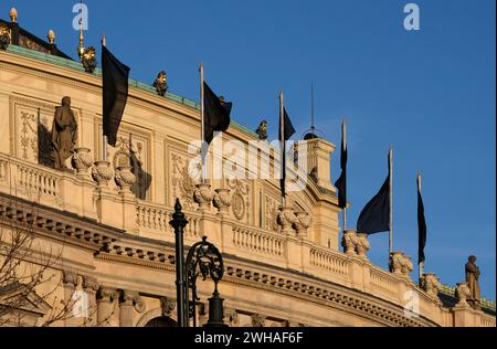 Prague, République tchèque - 10 janvier 2024 : des drapeaux noirs flottent à l'Université Charles pour commémorer les 14 morts dans la fusillade de masse à Prague Banque D'Images