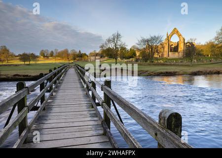 Vue de l'abbaye de Bolton, depuis un pont sur la rivière Wharfe dans les Yorkshire Dales, Royaume-Uni Banque D'Images