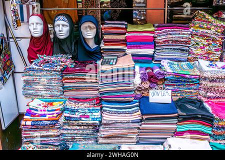 Une gamme de vêtements divers dans le Grand Bazar, une exposition vibrante et diversifiée de textiles traditionnels, de motifs éclectiques et de vêtements uniques. Banque D'Images