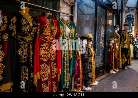 Une robe de mariée ottomane traditionnelle, un mélange d'élégance vintage et d'héritage culturel, mettant en valeur des broderies complexes et des détails ornés. Banque D'Images