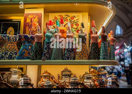 Une poupée Mevlana unique dans le bazar, un chef-d'œuvre culturel capturant l'essence spirituelle du derviche tourbillonnant. Banque D'Images