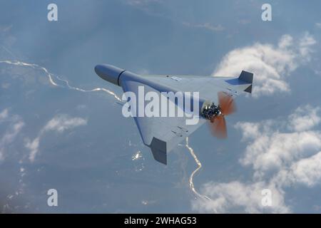 Une vue aérienne du drone de combat Shahid de l'armée russe dans le ciel sur fond de nuages, survolant le sol de la guerre en Ukraine, drone atta Banque D'Images