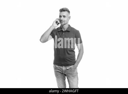 homme en tshirt rouge parlant sur téléphone cellulaire isolé sur fond blanc. Banque D'Images