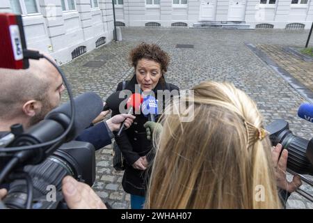 Bruxelles, Belgique. 09th Feb, 2024. Lydia Peeters, ministre flamande de la mobilité et des travaux publics, s'entretient avec la presse à son arrivée à Bruxelles pour une réunion du conseil des ministres du gouvernement flamand, vendredi 9 février 2024. BELGA PHOTO NICOLAS MAETERLINCK crédit : Belga News Agency/Alamy Live News Banque D'Images