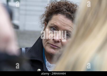 Bruxelles, Belgique. 09th Feb, 2024. Lydia Peeters, ministre flamande de la mobilité et des travaux publics, s'entretient avec la presse à son arrivée à Bruxelles pour une réunion du conseil des ministres du gouvernement flamand, vendredi 9 février 2024. BELGA PHOTO NICOLAS MAETERLINCK crédit : Belga News Agency/Alamy Live News Banque D'Images