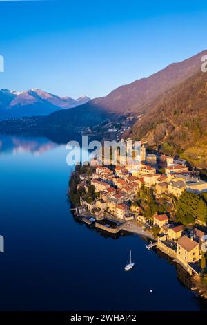 Vue aérienne au coucher du soleil en hiver du village médiéval de Corenno Plinio. Dervio, Lac de Côme, province de Lecco, Lombardie, Italie. Banque D'Images