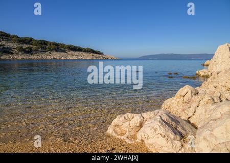 Une baie au bord de la mer à Cres (Croatie) par une belle journée, lumière du soleil, ciel bleu Banque D'Images