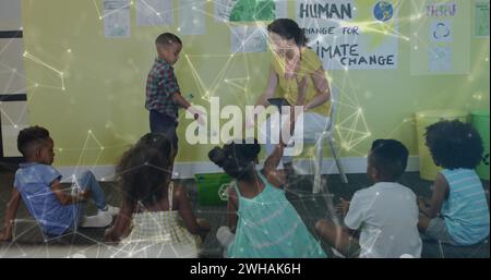 Image de réseaux sur le recyclage heureux et diversifié des enseignantes et des écoliers en classe d'écologie Banque D'Images