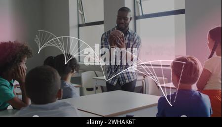 Image d'un brin d'adn sur un professeur afro-américain heureux avec un modèle de cerveau et des enfants en classe Banque D'Images