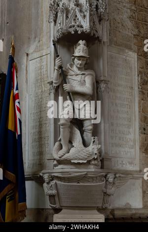 Saint Georges et le dragon sur le monument aux morts, équipé Mary`s Church, Adderbury, Oxfordshire, Angleterre, Royaume-Uni Banque D'Images