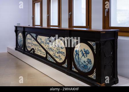 Comptoir de la Gruta, poterie émaillée et poterie de l'usine la Roqueta, 1902-1904, Museu de Mallorca, Palma, Majorque, Espagne Banque D'Images