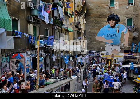 Murale Diego Armando Maradona - Quartieri Spagnoli (mural du quartier espagnol) Naples, Italie, Italie, Naples Campanie Italie. Réalisé à l'occasion du deuxième Scudetto de Naples, dans le 1990, la murale de Maradona est située dans le Quartieri Spagnoli et a été restaurée dans le 2016 grâce aux contributions des citoyens de la région Banque D'Images