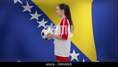 Image d'une joueuse de football caucasienne sur le drapeau de la bosnie-herzégovine Banque D'Images