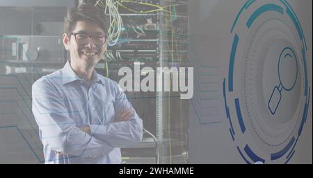 Image du traitement des données sur un travailleur asiatique heureux dans la salle des serveurs Banque D'Images