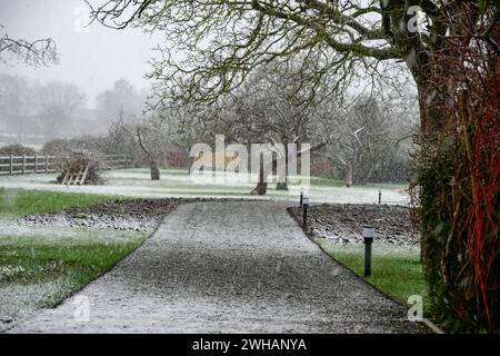 Une vue vers le bas d'une allée avec un arrosage de neige Banque D'Images