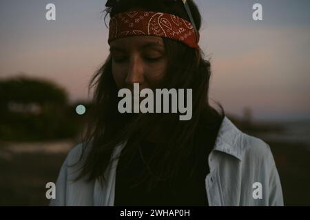 Jeune femme dans un bandana rouge. Banque D'Images