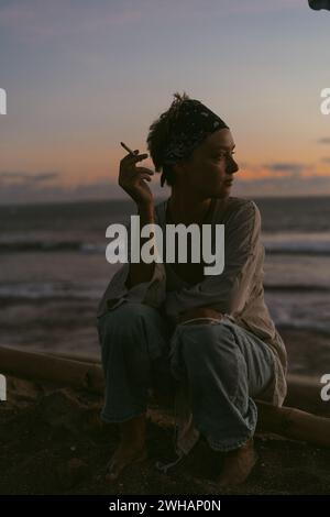 Les femmes amies s'embrassent sur la rive de l'océan au coucher du soleil. Banque D'Images