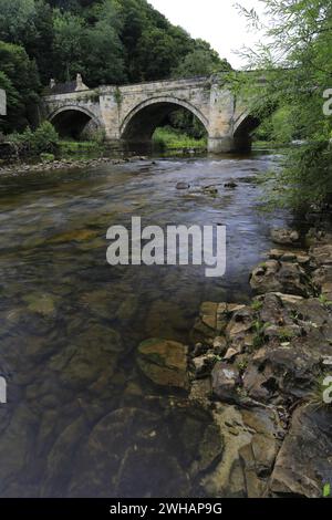 Pont au-dessus de la rivière Swale ; ville de Richmond ; North Yorkshire, Angleterre, Royaume-Uni Banque D'Images