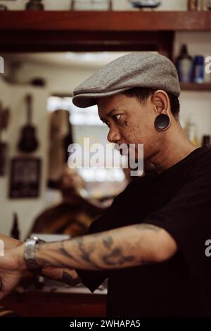 Barbier homme élégant au travail en cours. Banque D'Images