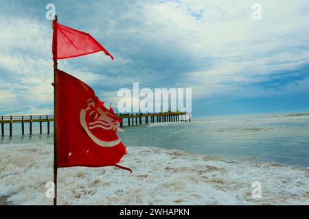 Drapeau avec interdiction de baignade se développe dans le vent, plage de la côte Atlantique, Villa Gesell, Argentine, 02.01.2024 Banque D'Images
