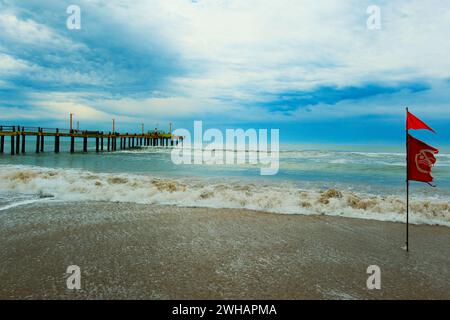 Drapeau avec interdiction de baignade se développe dans le vent, plage de la côte Atlantique, Villa Gesell, Argentine, 02.01.2024 Banque D'Images