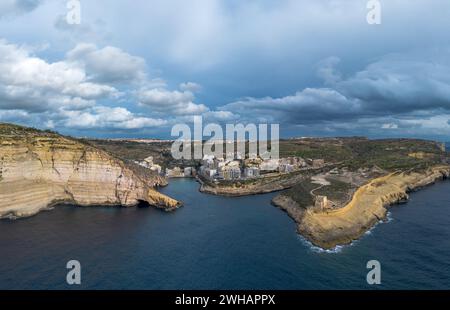 Vue drone du village et de la baie de Xlendi sur l'île de Gozo à Malte Banque D'Images