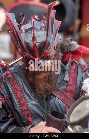 Homme barbu habillé en costume Renaissance au festival Banque D'Images