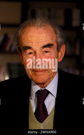 Paris, France. 09th Feb, 2024. © PHOTOPQR/LE PARISIEN/DELPHINE GOLDSZTEJN ; 09/02 Décès de Robert Badinter ARCHIVES FRANCE décès de Robert Badinter, né le 30 mars 1928 à Paris, est un homme politique, juriste et essayiste français. Professeur de droit privé et avocat au barreau de Paris, il se fait connaître auprès du grand public pour sa lutte contre la peine de mort, dont il soutient l’abolition devant le Parlement en 1981. FICHES PARIS LE 30 JANVIER 2014 - ROBERT BADINTER A SON DOMICILE PARIS 6EME CRÉDIT : MAXPPP/ALAMY LIVE NEWS Banque D'Images