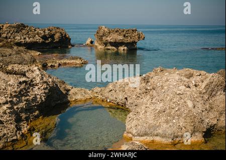 Piscine naturelle près de la rive rocheuse dans la mer Égée sur l'île de Crète Banque D'Images